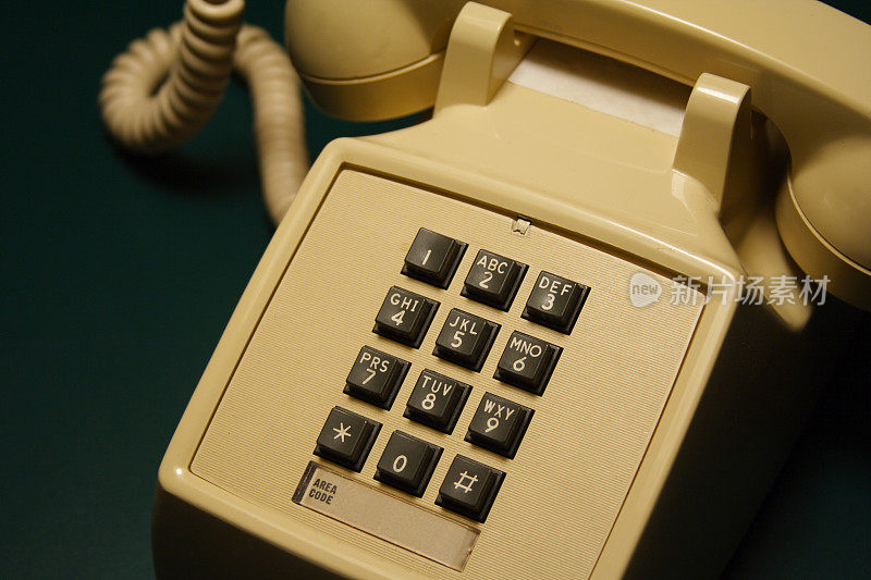 70 / 80年代风格的电话在绿色